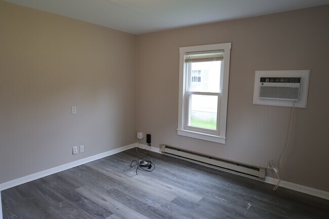 Building Photo - 549 S Gum St