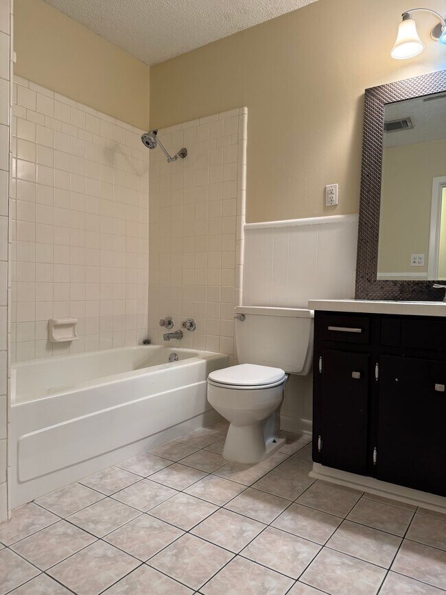 Building Photo - 8606 Holiday Dr