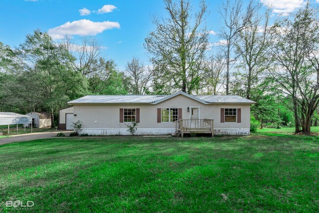 Building Photo - Log Cabin Style Double Wide in Waskom