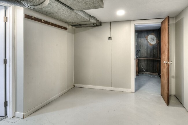 Building Photo - 4 bed in Aksarben