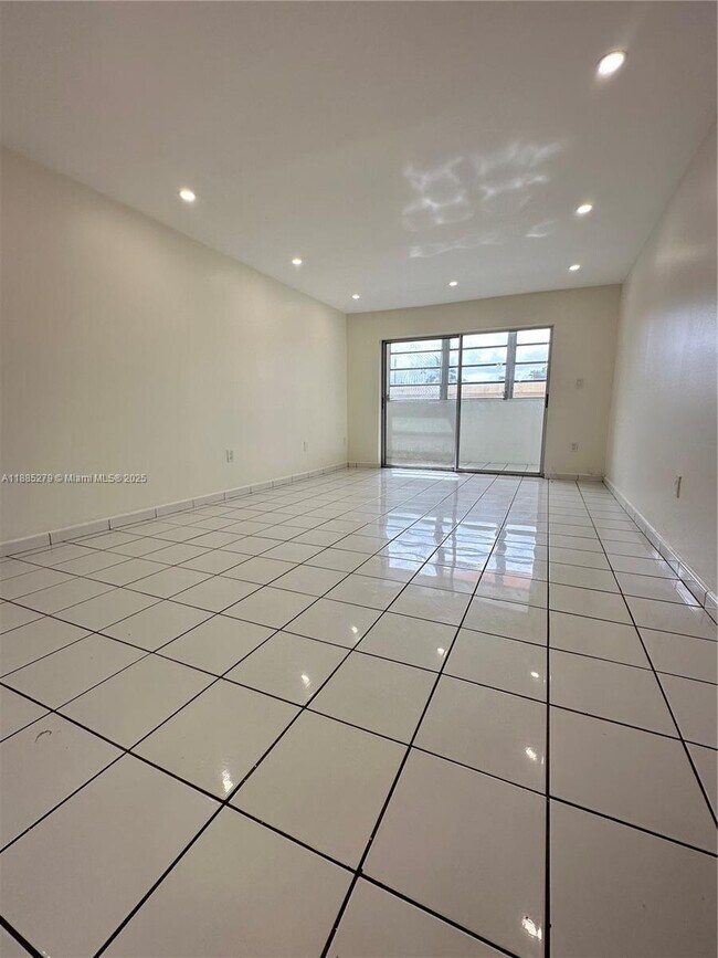 Building Photo - 1555 W 44th Pl