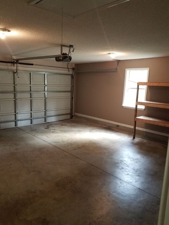 Building Photo - Spacious 3BR Brick Home with Open Split Floor Plan & Tiled Back Porch on Nearly an Acre