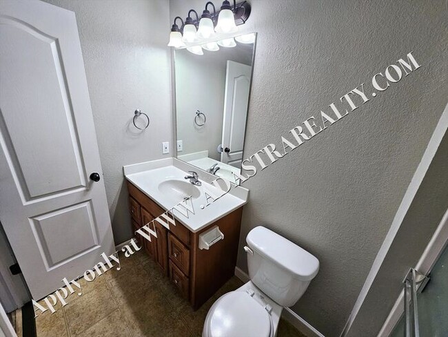 Building Photo - Beautiful Townhome in Blue Springs-Available in FEBRUARY!!