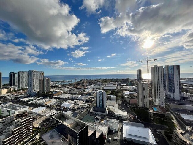 Building Photo - Kakaako: 2 Bed, 2 Bath, 2 Parking with Sto...