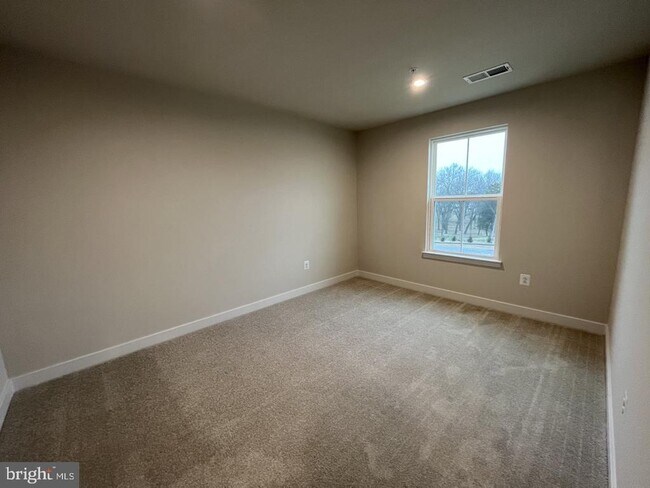 Building Photo - 749 Raeann Dr