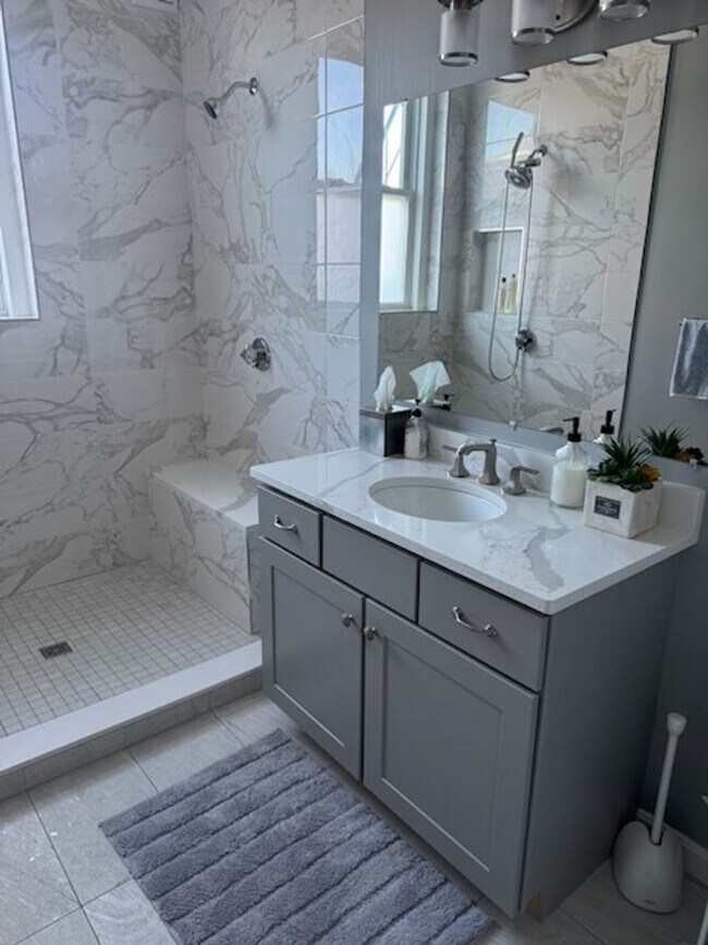 Building Photo - AWESOM 3 bed 3 bath in Brookline!!