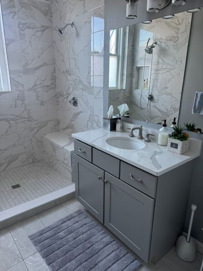 Building Photo - Charming 3 Bedroom