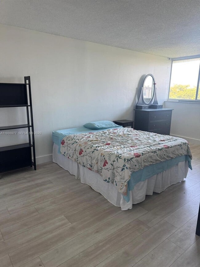 Building Photo - 8897 Fontainebleau Blvd