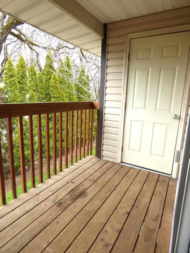 Building Photo - Rent Special: FREE June's Rent - 2 Bedroom 1 Bath Unit NE Salem!