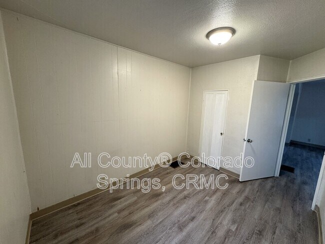 Building Photo - 114 W Brookside St