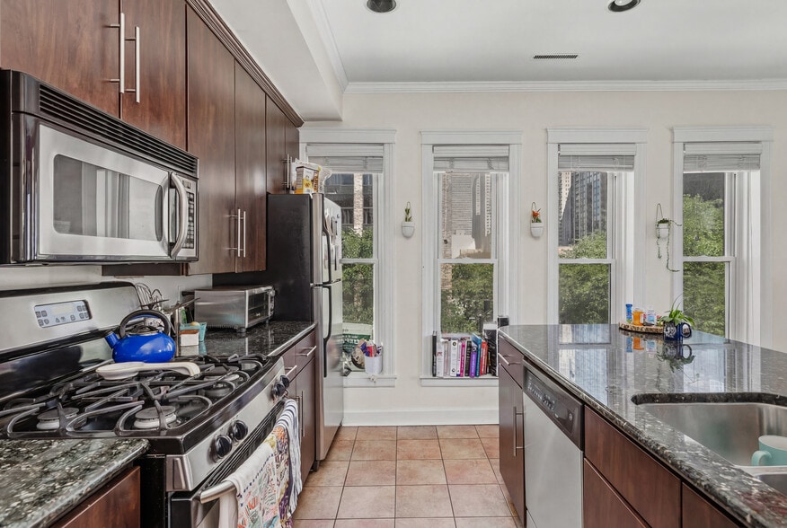Kitchen - 104 W Oak St