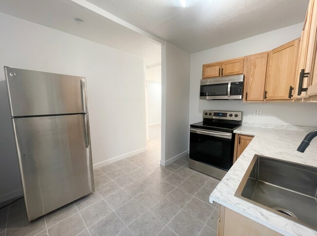 Building Photo - 240 1/2 E Beech Ave