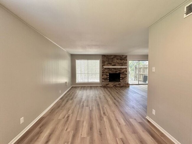 Building Photo - Available Now! 3 Bedroom 2.5 Bath Duplex i...