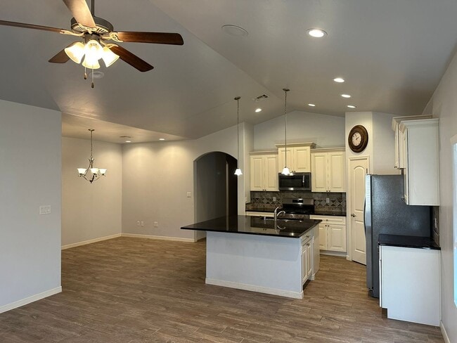 Building Photo - 4 Bed 3 Bath Home
