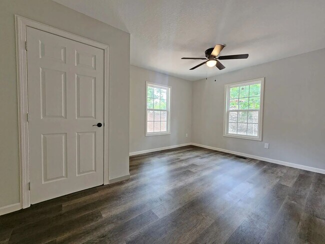 Building Photo - Stunning 3-Bedroom All-Brick Home with New Appliances & Large Deck in Kodak, TN