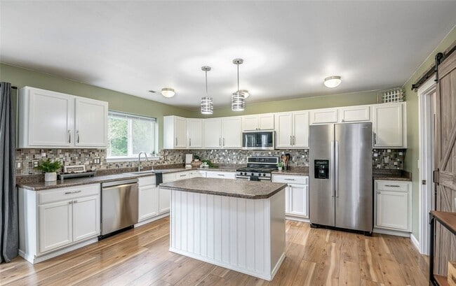 Building Photo - Large 3 bedroom pet friendly home at a gre...