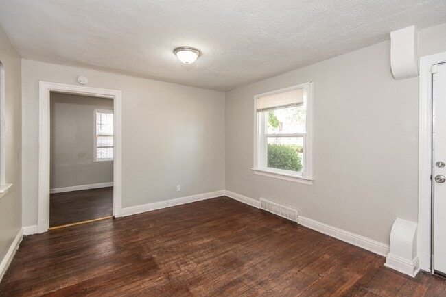 Building Photo - 320 Henquin Dr