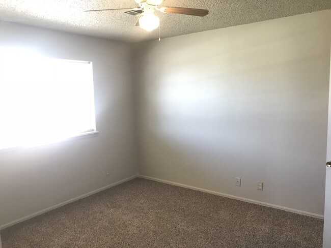 Building Photo - 2 bed, 1 bath duplex for rent in Moore nea...