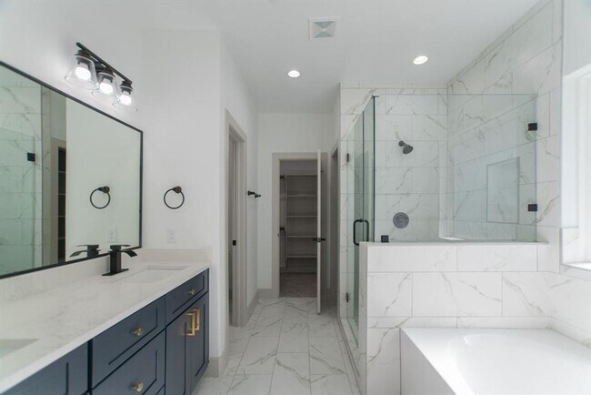 Building Photo - Modern Living with WATER, GAS & ALARM SYST...