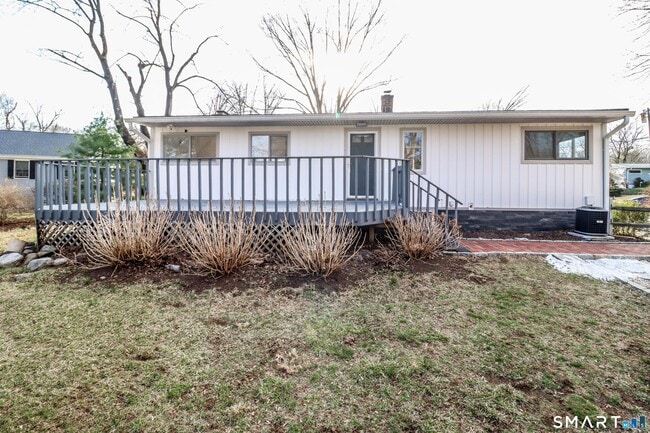 Building Photo - 8 Stonecrop Rd S