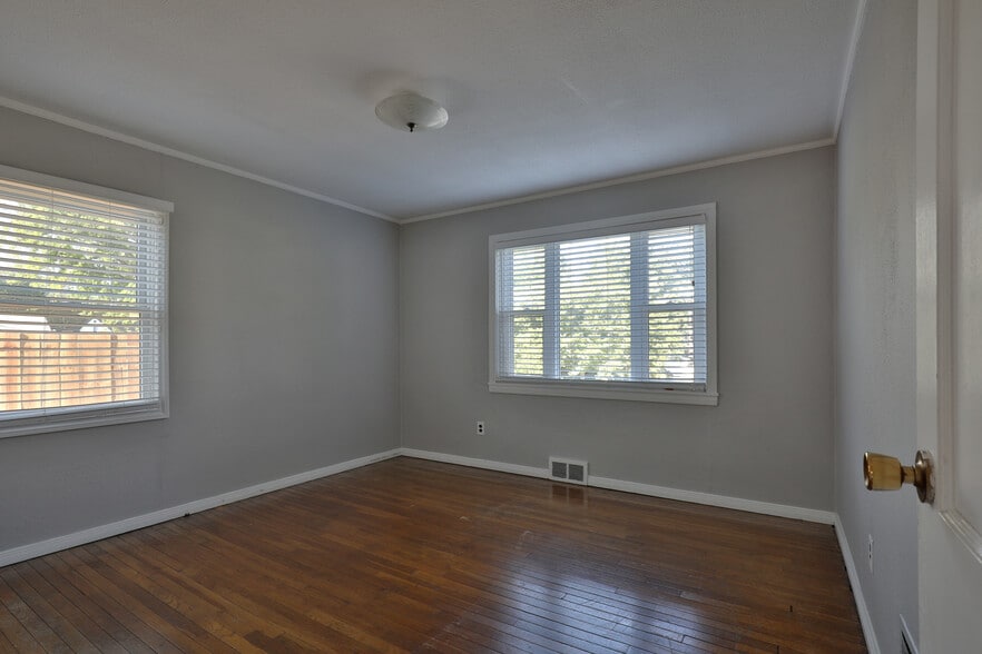 Building Photo - 5586 Emerson Ave