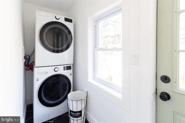 Building Photo - 2937 Nicholas St