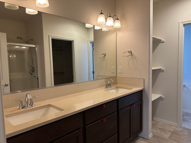 Building Photo - Newer Super Clean 3 Bedroom 2 Bath Home In NE Albany