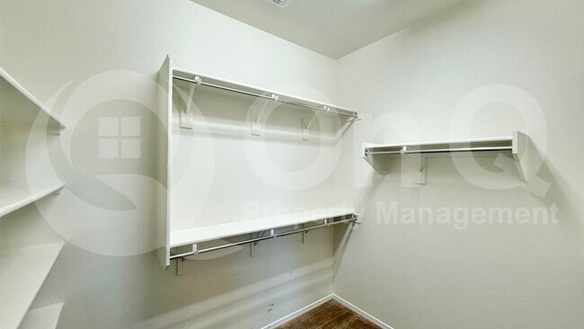 Building Photo - 5215 S 18th Pl