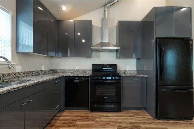 Building Photo - 2705 La Mesa Dr