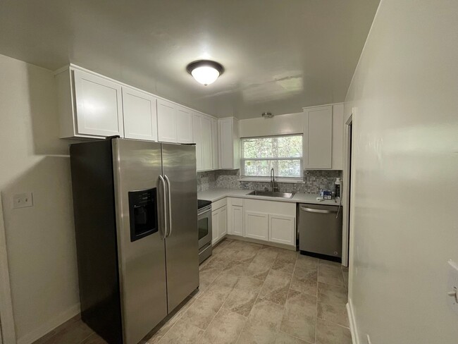 Building Photo - Great 3 Bed/1 Bath Home Right Off Universi...