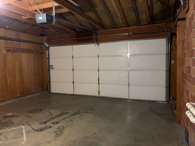 Building Photo - 3 Bedroom, 2 bath house