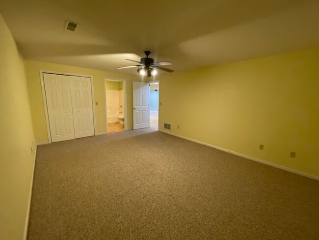 Building Photo - Spacious 3 bedroom/3 bath home