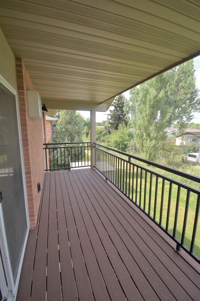 Building Photo - Top Floor 2Bed 1Bath apartment! Close to M...