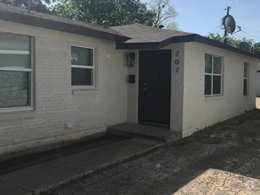 Building Photo - ADORABLE 2 BEDROOM 1 BATH HOUSE