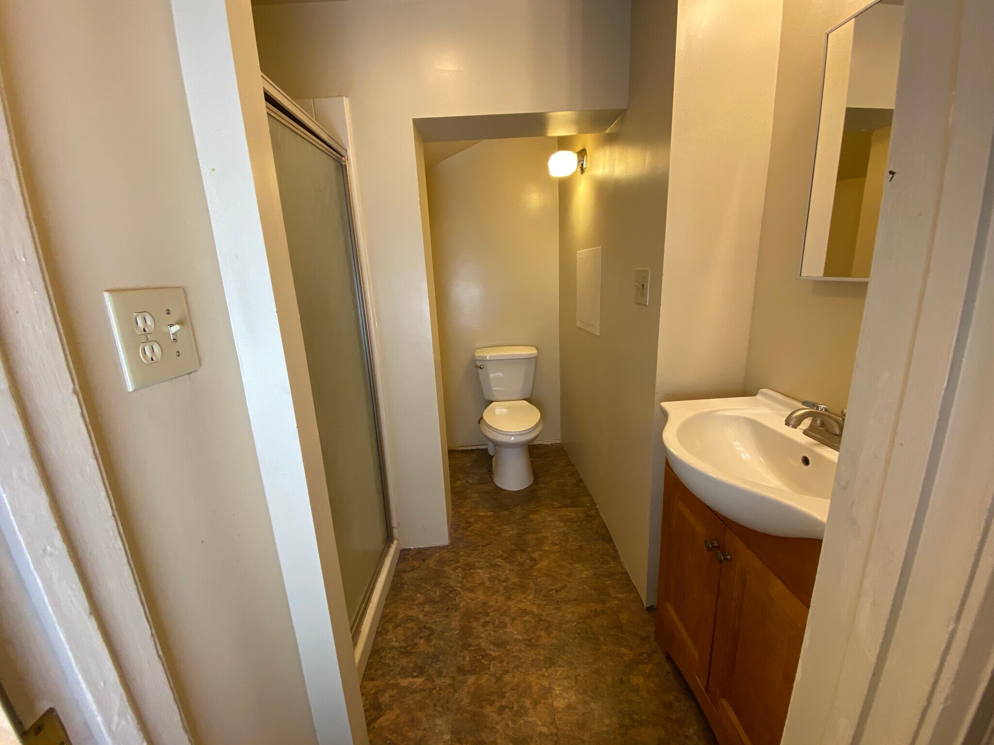FL1 - Bathroom - 915 S Loomis St