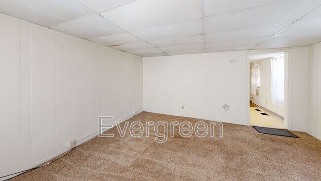Building Photo - 212 E Walnut St