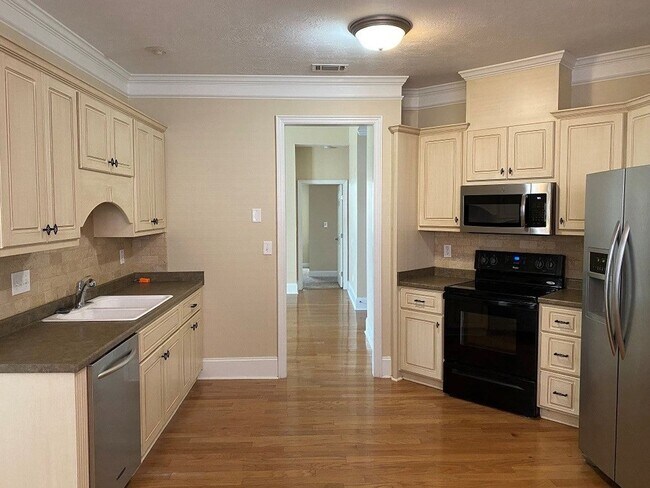 Building Photo - 933 Woody Hill Cir