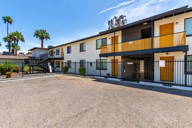 Building Photo - Upgraded One Bedroom, One Bathroom at 28 o...