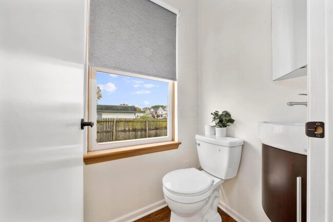 Building Photo - Elegant 3 Bed / 1.5 Bath Renovated Home in...