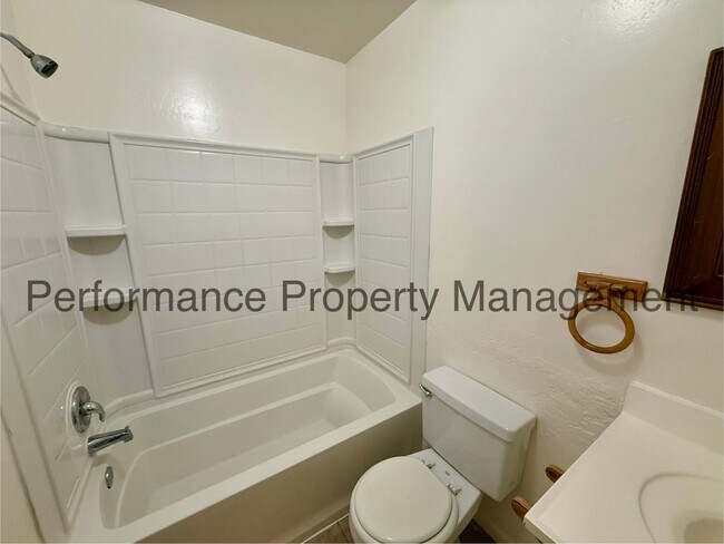 Building Photo - 1408 E 9th St