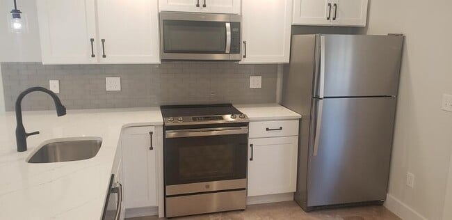 Building Photo - 453 Vineyard Ave