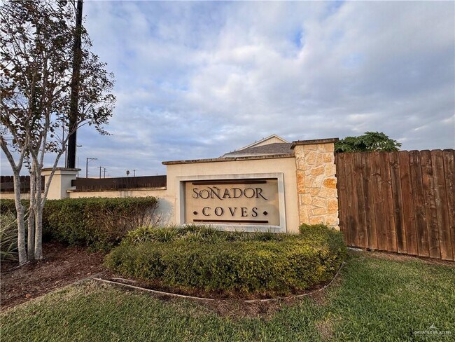 Building Photo - 28 N Soñador Dr