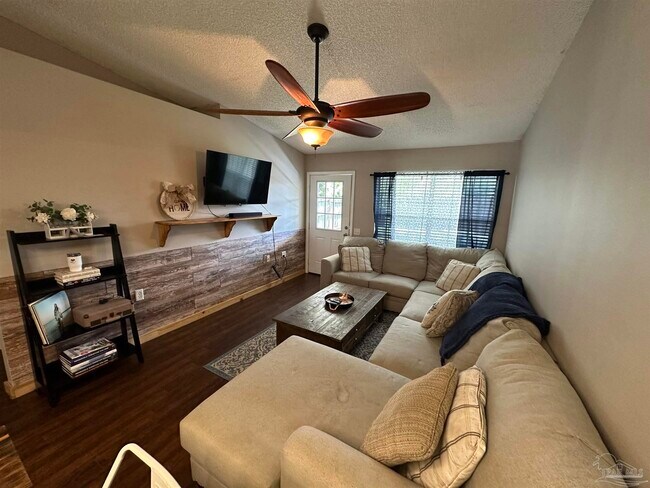 Building Photo - 303 Loveland Cir