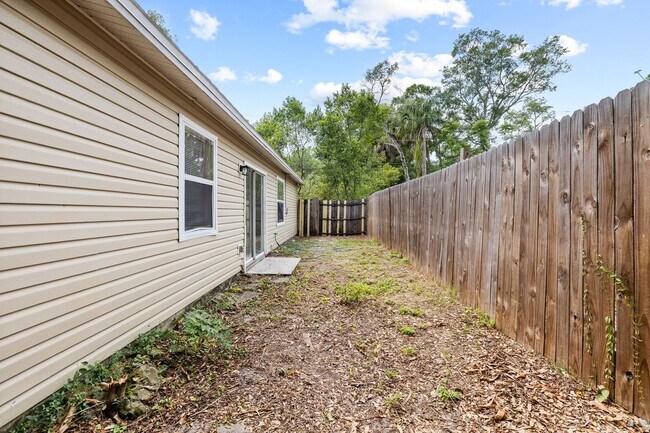 Building Photo - Cute 3/2 home with garage