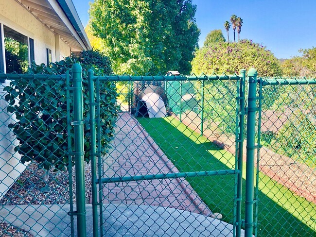 Building Photo - Beautiful Custom Home in Fallbrook, just m...