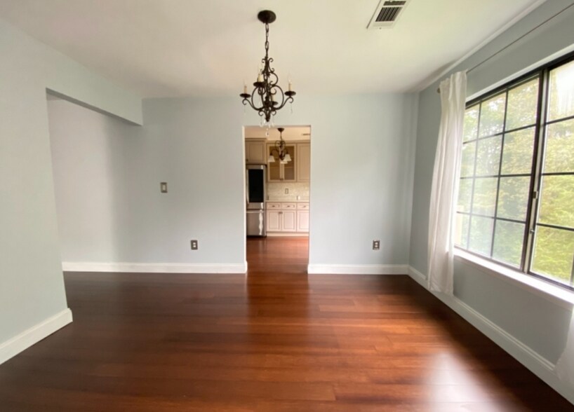 Building Photo - 2605 Hemlock Pl