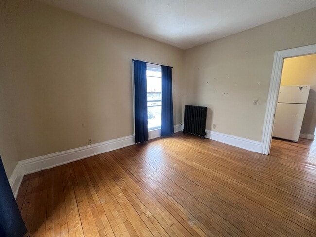 Building Photo - Adorable Two Bedroom Upper in Heritage Hill!