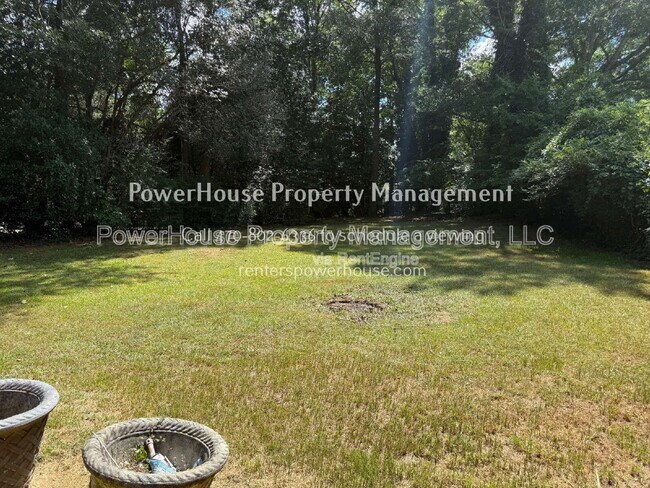 Building Photo - 3155 Oak Dr