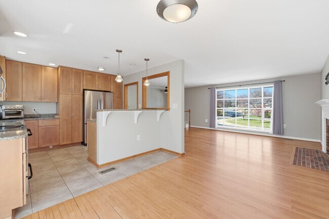Building Photo - 5BR / 3BA Home with Flexible Living Space & Tree-Lined Views