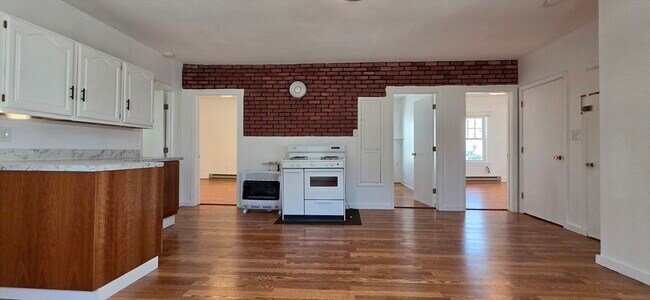 Building Photo - 14 Orient St